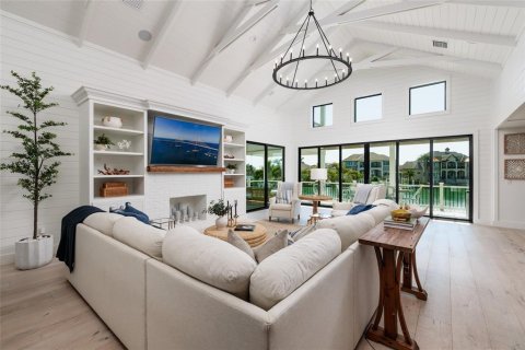 House in Saint Pete Beach, Florida 5 bedrooms, 431.16 sq.m. № 2098571 - photo 9