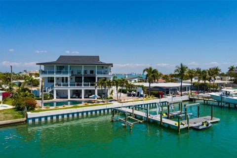 House in Saint Pete Beach, Florida 5 bedrooms, 431.16 sq.m. № 2098571 - photo 4