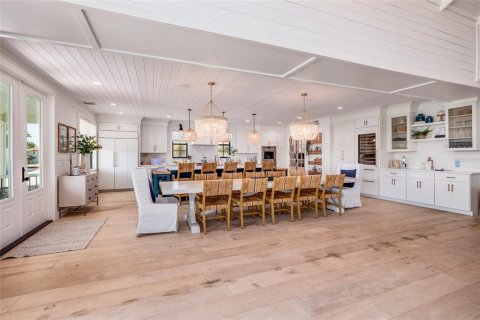 House in Saint Pete Beach, Florida 5 bedrooms, 431.16 sq.m. № 2098571 - photo 10