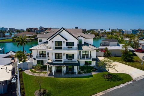House in Saint Pete Beach, Florida 5 bedrooms, 431.16 sq.m. № 2098571