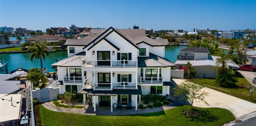 House in Saint Pete Beach, Florida 5 bedrooms, 431.16 sq.m. № 2098571