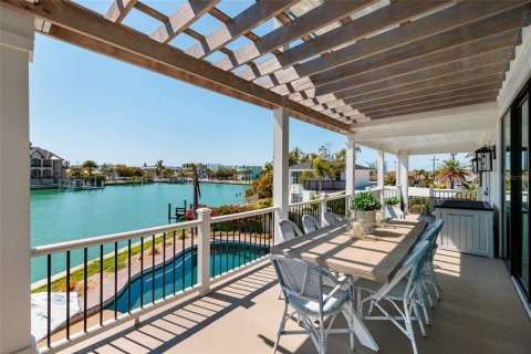 House in Saint Pete Beach, Florida 5 bedrooms, 431.16 sq.m. № 2098571 - photo 18