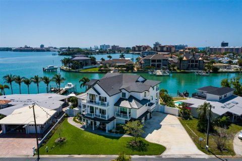 House in Saint Pete Beach, Florida 5 bedrooms, 431.16 sq.m. № 2098571 - photo 3