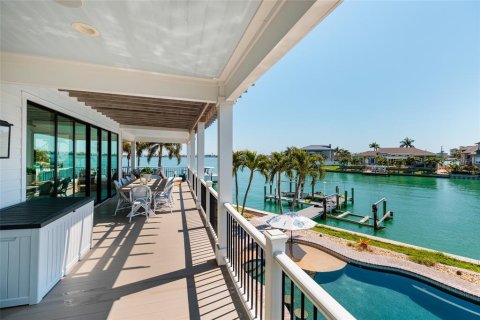 House in Saint Pete Beach, Florida 5 bedrooms, 431.16 sq.m. № 2098571 - photo 16