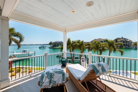House in Saint Pete Beach, Florida 5 bedrooms, 431.16 sq.m. № 2098571 - photo 21