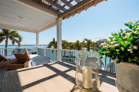House in Saint Pete Beach, Florida 5 bedrooms, 431.16 sq.m. № 2098571 - photo 17