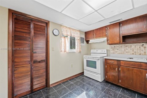 Villa ou maison à vendre à West Park, Floride: 3 chambres, 137.77 m2 № 2384876 - photo 10