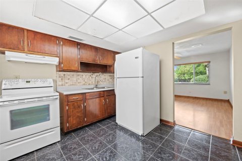 Villa ou maison à vendre à West Park, Floride: 3 chambres, 137.77 m2 № 2384876 - photo 12