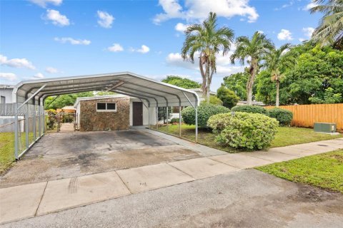 Villa ou maison à vendre à West Park, Floride: 3 chambres, 137.77 m2 № 2384876 - photo 2