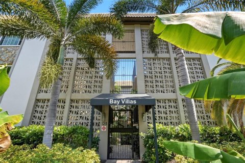 Condo in Saint Petersburg, Florida, 1 bedroom  № 2236170 - photo 2