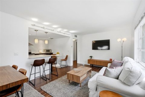 Condo in Saint Petersburg, Florida, 1 bedroom  № 2236170 - photo 4