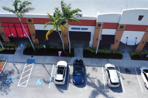 Commercial property in Tamarac, Florida № 2049215 - photo 2