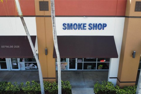 Commercial property in Tamarac, Florida № 2049215