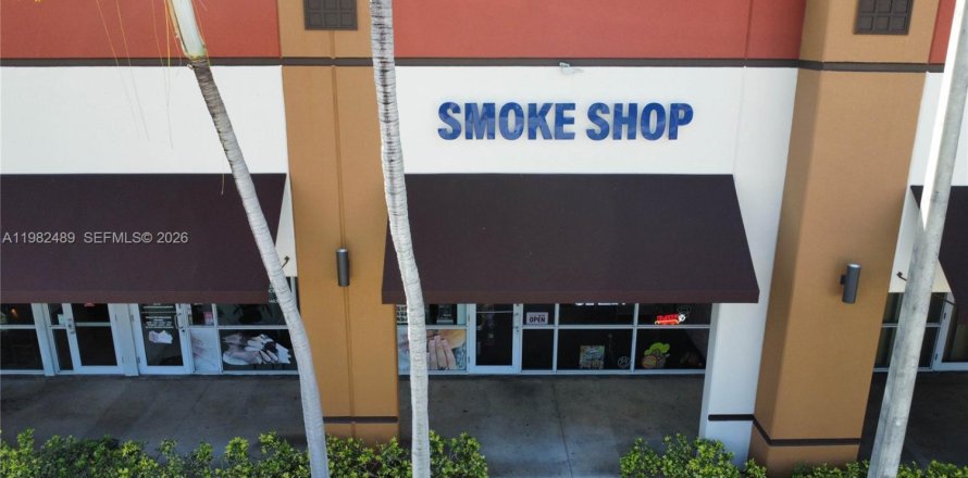 Commercial property in Tamarac, Florida № 2049215