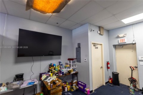 Commercial property in Tamarac, Florida № 2049215 - photo 9