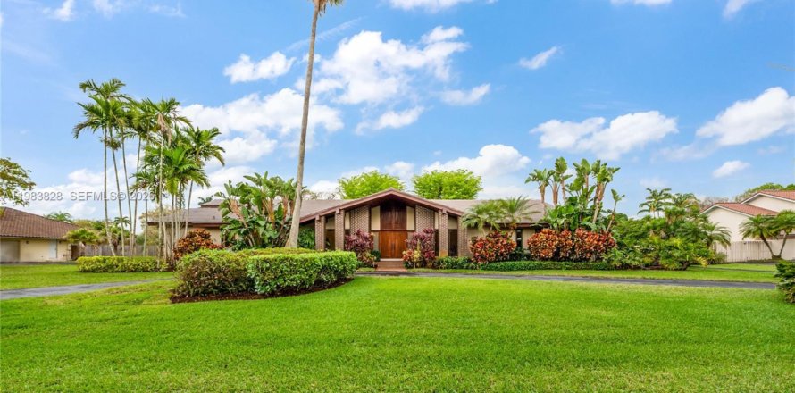 House in Miami, Florida 5 bedrooms, 327.85 sq.m. № 2045552