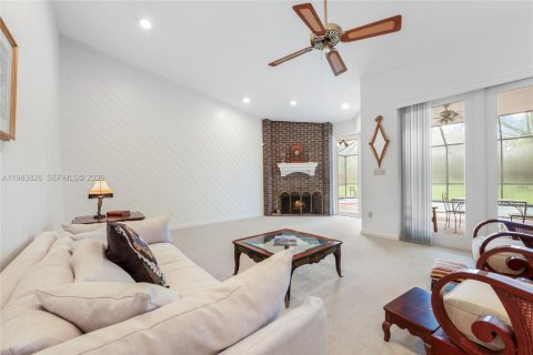 House in Miami, Florida 5 bedrooms, 327.85 sq.m. № 2045552 - photo 10