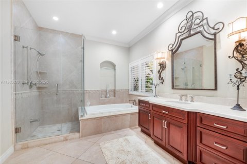 House in Miami, Florida 5 bedrooms, 327.85 sq.m. № 2045552 - photo 13