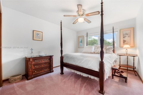 House in Miami, Florida 5 bedrooms, 327.85 sq.m. № 2045552 - photo 15