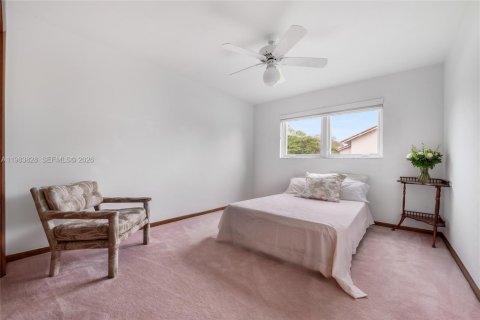 House in Miami, Florida 5 bedrooms, 327.85 sq.m. № 2045552 - photo 18