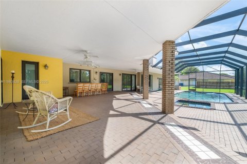 House in Miami, Florida 5 bedrooms, 327.85 sq.m. № 2045552 - photo 20