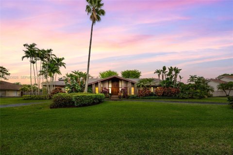 House in Miami, Florida 5 bedrooms, 327.85 sq.m. № 2045552 - photo 4