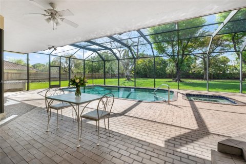 House in Miami, Florida 5 bedrooms, 327.85 sq.m. № 2045552 - photo 23