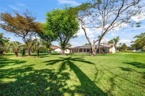 House in Miami, Florida 5 bedrooms, 327.85 sq.m. № 2045552 - photo 26