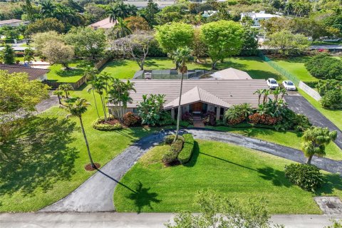 House in Miami, Florida 5 bedrooms, 327.85 sq.m. № 2045552 - photo 2