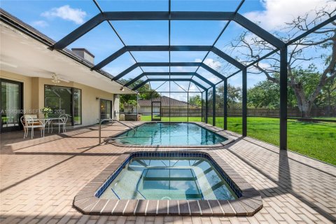 House in Miami, Florida 5 bedrooms, 327.85 sq.m. № 2045552 - photo 21