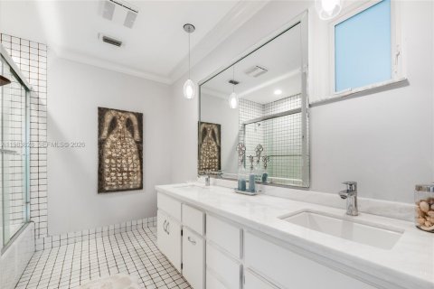 House in Miami, Florida 5 bedrooms, 327.85 sq.m. № 2045552 - photo 16