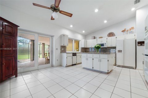 House in Miami, Florida 5 bedrooms, 327.85 sq.m. № 2045552 - photo 8