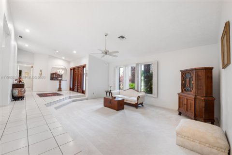 House in Miami, Florida 5 bedrooms, 327.85 sq.m. № 2045552 - photo 6