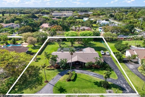 House in Miami, Florida 5 bedrooms, 327.85 sq.m. № 2045552 - photo 3