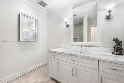 House in Miami, Florida 5 bedrooms, 327.85 sq.m. № 2045552 - photo 14