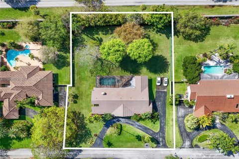 House in Miami, Florida 5 bedrooms, 327.85 sq.m. № 2045552 - photo 30