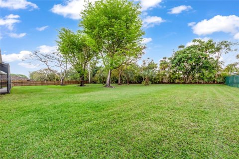 House in Miami, Florida 5 bedrooms, 327.85 sq.m. № 2045552 - photo 25