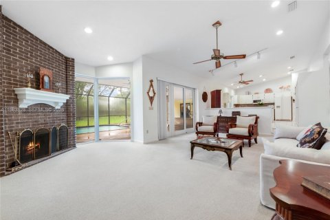 House in Miami, Florida 5 bedrooms, 327.85 sq.m. № 2045552 - photo 9