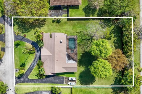 House in Miami, Florida 5 bedrooms, 327.85 sq.m. № 2045552 - photo 28