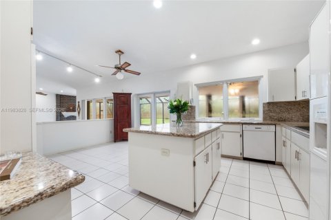 House in Miami, Florida 5 bedrooms, 327.85 sq.m. № 2045552 - photo 7