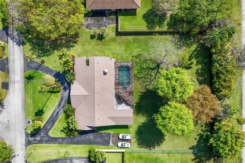 House in Miami, Florida 5 bedrooms, 327.85 sq.m. № 2045552 - photo 29