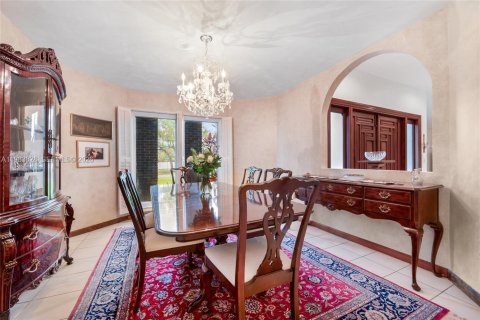 House in Miami, Florida 5 bedrooms, 327.85 sq.m. № 2045552 - photo 11