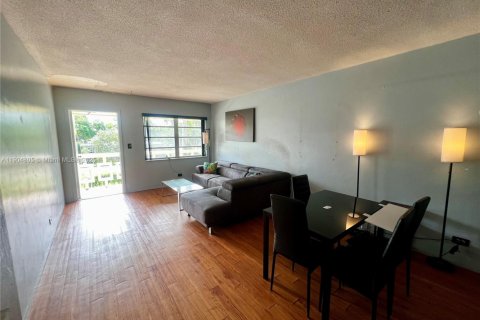 Condo in Hollywood, Florida, 1 bedroom № 2081926 - photo 2