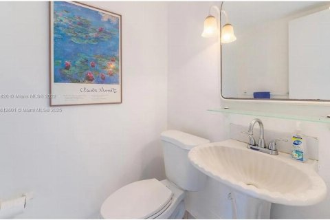 Condo in Miami Beach, Florida, 1 bedroom  № 1944604 - photo 12