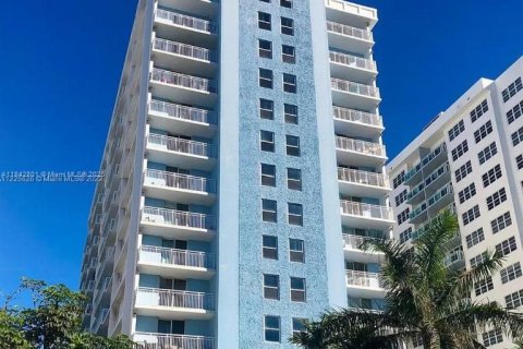 Condo in Miami Beach, Florida, 1 bedroom  № 1944604 - photo 11