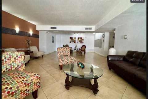 Condo in Miami Beach, Florida, 1 bedroom  № 1944604 - photo 10