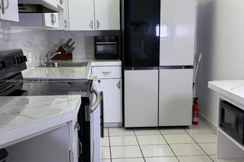 Condo in Miami Beach, Florida, 1 bedroom  № 1944604 - photo 5