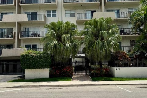 Condominio en alquiler en Sunny Isles Beach, Florida, 2 dormitorios, 90.12 m2 № 1817662 - foto 2