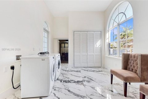 Villa ou maison à vendre à Miami, Floride: 5 chambres, 332.87 m2 № 2027931 - photo 29