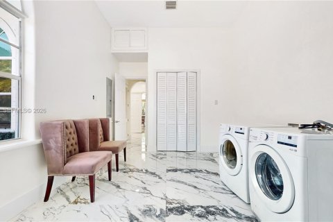 Villa ou maison à vendre à Miami, Floride: 5 chambres, 332.87 m2 № 2027931 - photo 28